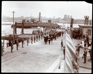 1905年のニューヨーク訪問中にロブリーエバンス少将と一緒に知事の島に到着したバッテンベルクのルイ王子の眺め（シルバーゼラチンプリント） 作： Byron Company